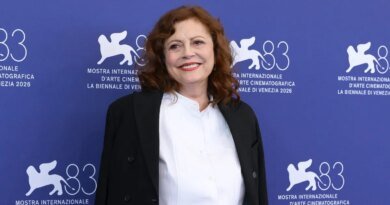 Susan Sarandon's Barrel-Leg Pants: Flattering Fashion for Women Over 60